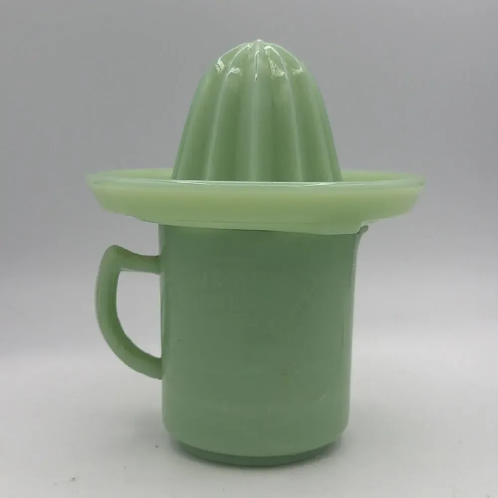 VINTAGE Cream Dove Mfg. Co. measuring cup GREEN JADEITE Green JUICER RARE MCM